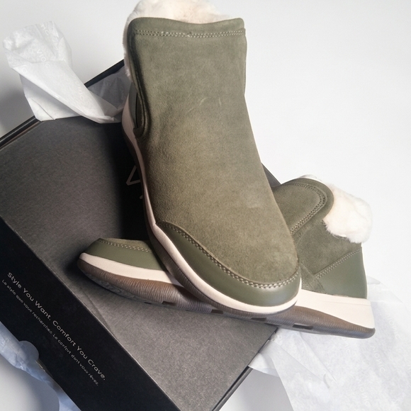 Vionic Green Olive Shoe Packaging - Picture 10 of 11